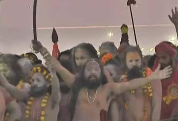 तस्वीरें: मौनी अमावस्या पर उत्साहित श्रद्धालु लगा रहे हैं आस्था की डुबकी