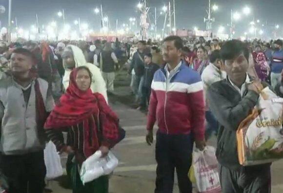 Kumbh Mela 2019: पांचवें स्नान पर्व पर उमड़ी श्रद्धालुओं की भीड़, तस्वीरों में देखें माघी पूर्णिमा पर कुंभ के रंग