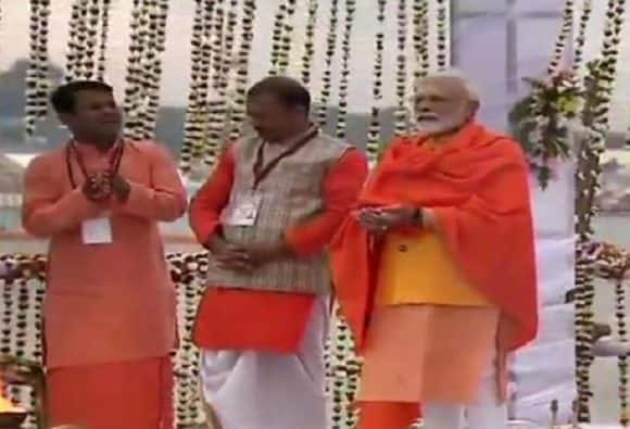 Kumbh Mela 2019: पीएम मोदी ने की पुलवामा के शहीदों के लिए की विशेष प्रार्थना, पार्टी-सरकार और खुद के लिए नहीं की कोई कामना