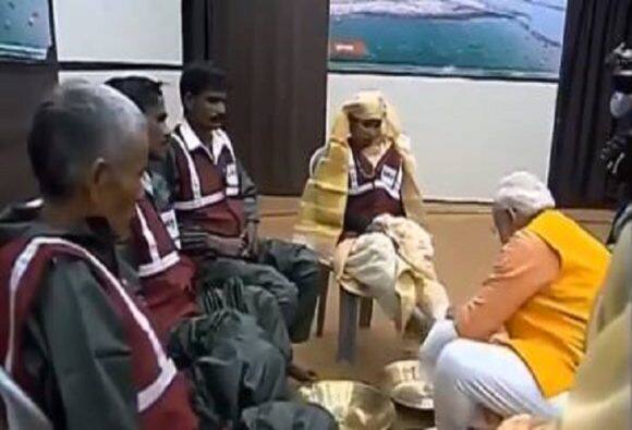 यूपी: पीएम मोदी ने धोए सफाईकर्मियों के पांव, बाद में उन्होंने कही बेहद भावुक बात