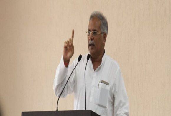 यूपी: पीएम मोदी ने ब्रांडिंग के लिए धोए सफाईकर्मियों के पांव-भूपेश बघेल