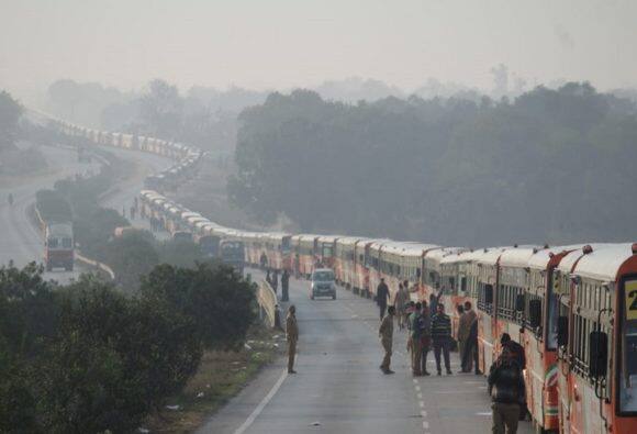 Kumbh Mela 2019: सड़क पर निकला 510 बसों का 3.2 किलोमीटर लंबा काफिला, देखते रह गए लोग