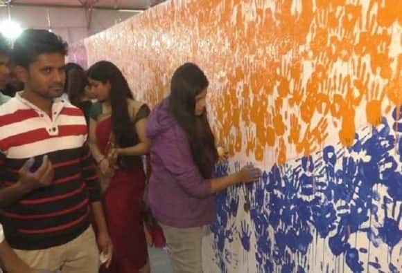 कुंभ में बना एक और वर्ल्ड रिकार्ड, दस हजार से ज़्यादा कलाकारों ने हाथ की छाप से बनाई पेंटिंग