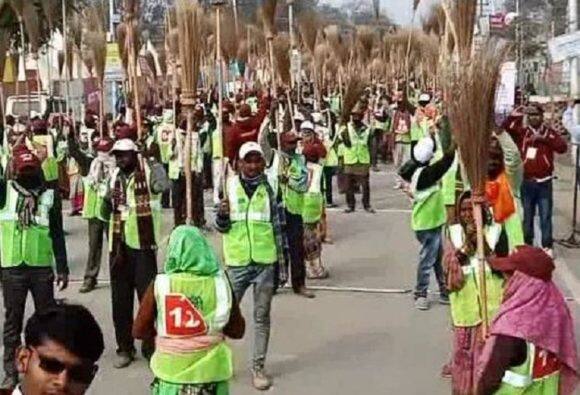 Kumbh Mela 2019: कुंभ मेले में एक साथ दस हजार कर्मचारियों ने सफाई कर बनाया वर्ल्ड रिकार्ड