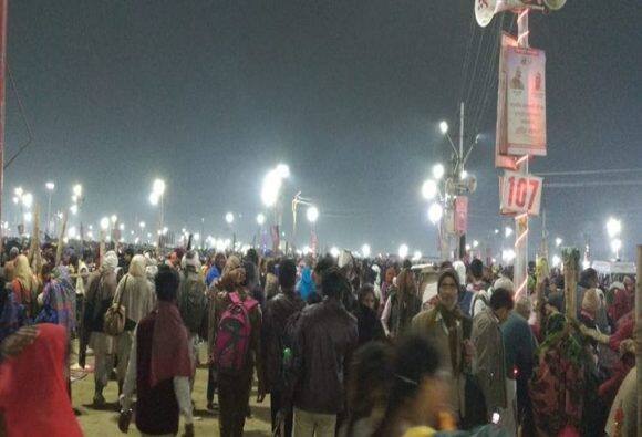 Kumbh Mela 2019: आस्था के आगे सर्द मौसम बेअसर, महाशिवरात्रि के मौके पर उमड़ी श्रद्धालुओं की भीड़