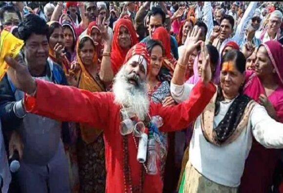 Kumbh Mela 2019: कुंभ मेले पर एयर स्ट्राइक इफेक्ट, खूब थिरके देशभक्ति के जज़्बे में डूबे लोग