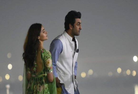 रणबीर - आलिया ने खास अंदाज में लॉन्च किया 'ब्रह्मास्त्र' का लोगो, देखें VIDEO