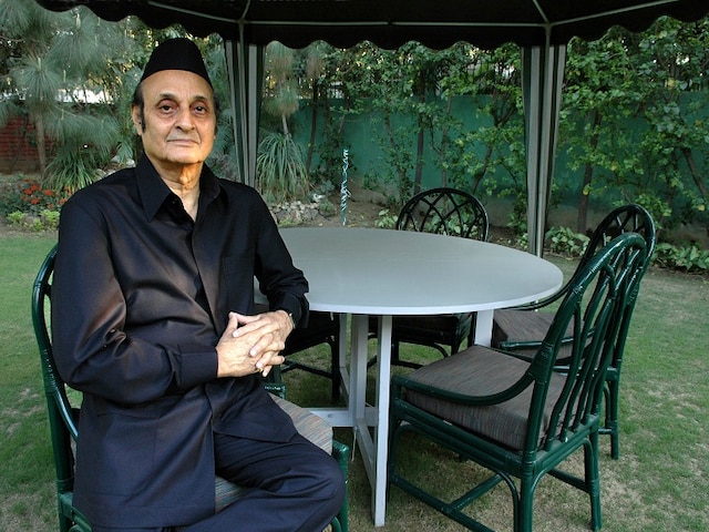 Karan singh statement on Article 370 welcome step of modi government