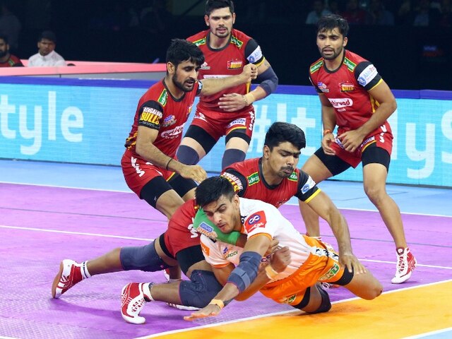 Puneri Paltan Crushes Bangalore In Pro Kabaddi League Puneri Paltan Crushes Bangalore In Pro Kabaddi League