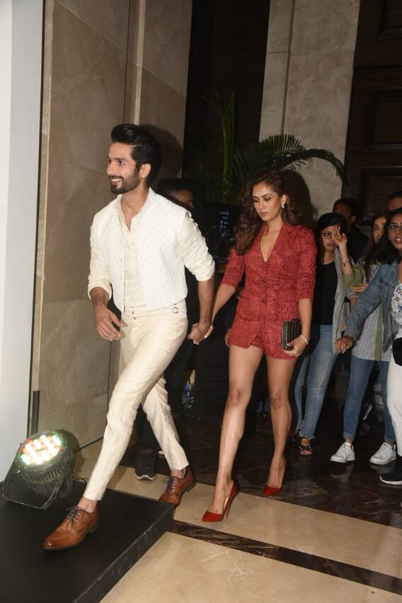 ग्लैमरस मीरा राजपूत के साथ Lakme Fashion Week में पहुंचे शाहिद कपूर, देखने वालों की ठहर गईं निगाहें