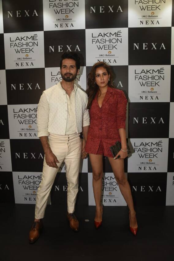 ग्लैमरस मीरा राजपूत के साथ Lakme Fashion Week में पहुंचे शाहिद कपूर, देखने वालों की ठहर गईं निगाहें