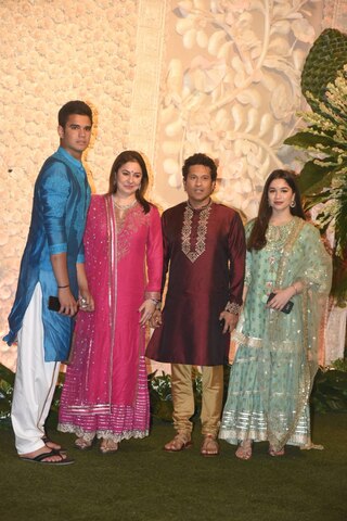 मुकेश अंबानी के घर पधारे गणपित बप्पा, पूजा में शरीक होने पहुंचे दिग्गज सितारे, देखें तस्वीरें मुकेश अंबानी के घर पधारे गणपित बप्पा, पूजा में शरीक होने पहुंचे दिग्गज सितारे, देखें तस्वीरें