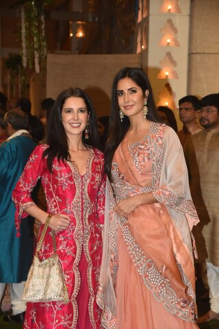 मुकेश अंबानी के घर पधारे गणपित बप्पा, पूजा में शरीक होने पहुंचे दिग्गज सितारे, देखें तस्वीरें मुकेश अंबानी के घर पधारे गणपित बप्पा, पूजा में शरीक होने पहुंचे दिग्गज सितारे, देखें तस्वीरें