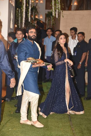 मुकेश अंबानी के घर पधारे गणपित बप्पा, पूजा में शरीक होने पहुंचे दिग्गज सितारे, देखें तस्वीरें मुकेश अंबानी के घर पधारे गणपित बप्पा, पूजा में शरीक होने पहुंचे दिग्गज सितारे, देखें तस्वीरें