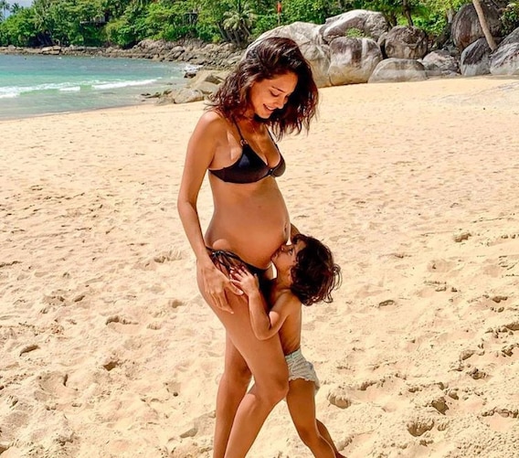 प्रेग्नेंट लीजा हेडन ने बेबी बंप को Kiss करते हुए शेयर की बेटे की तस्वीर, फैंस ने दिए ऐसे रिएक्शन