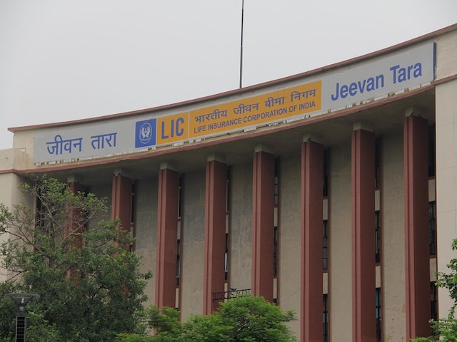 LIC का वो प्लान जो 200 रुपये के निवेश पर 20 साल बाद देगा 28 लाख रुपये