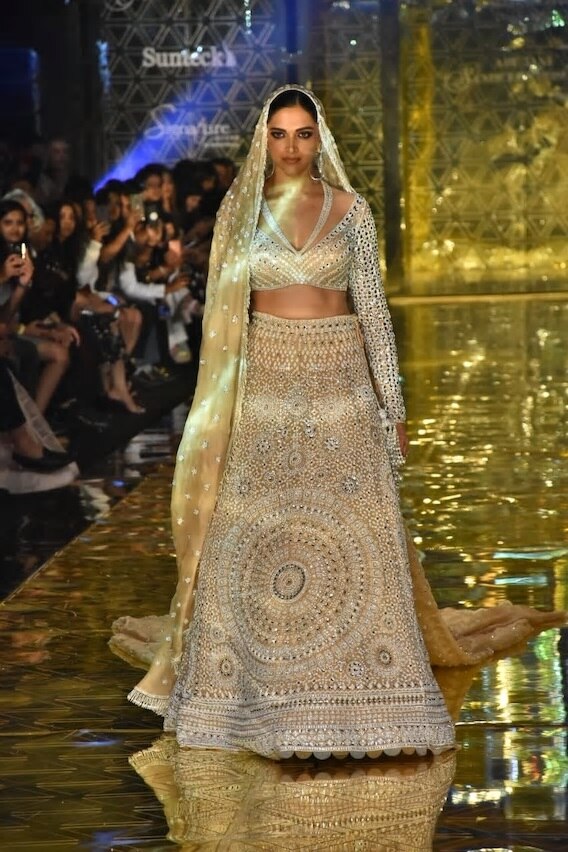 reception look of deepika padukone