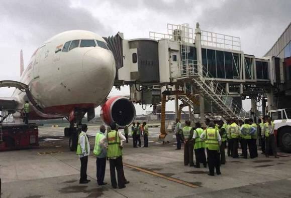 मुंबई विमानतळावर मोठा अपघात टळला, विमान एरोब्रीजला धडकलं