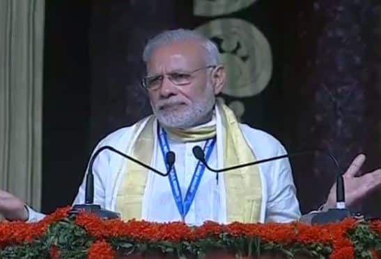 मुस्लिमांना व्होट बँक समजू नका, मोदींनी ठणकावलं