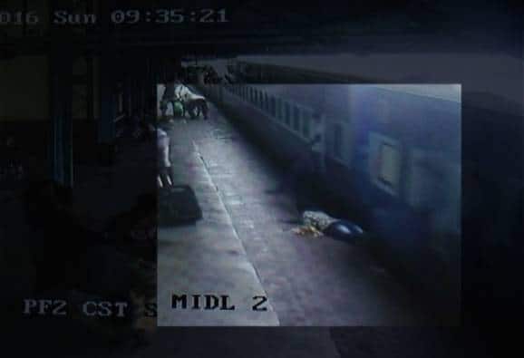 VIDEO : धावत्या ट्रेनमधून उतरताना तरुणी फलाट-रेल्वेच्या पोकळीत