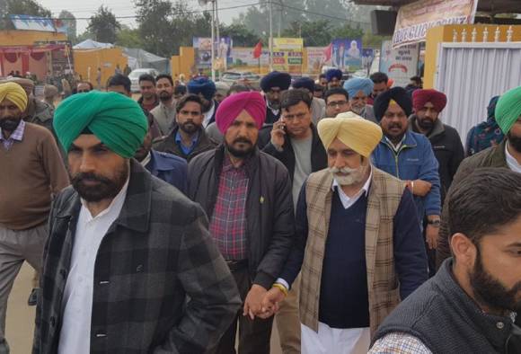 ਮਾਲਵੇ ਦੇ ਅਕਾਲੀ-ਕਾਂਗਰਸੀ ਉਮੀਦਵਾਰਾਂ ਨੇ ਲਿਆ ਡੇਰਾ ਮੁਖੀ ਤੋਂ ਅਸ਼ੀਰਵਾਦ