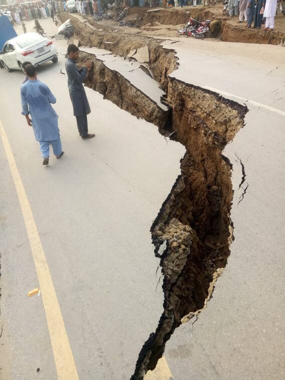 ਭੂਚਾਲ ਨੇ ਮਚਾਈ ਤਬਾਹੀ, ਸੜਕਾਂ 'ਚ ਵੱਡੇ ਪਾੜ, ਦਿਲ ਦਹਿਲਾਉਣ ਵਾਲੀਆਂ ਤਸਵੀਰਾਂ