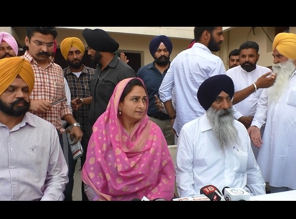 harsimrat accused captain govt for making separate stage