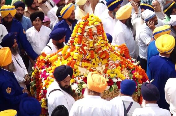 ਸ੍ਰੀ ਗੁਰੂ ਰਾਮਦਾਸ ਜੀ ਦੇ ਪ੍ਰਕਾਸ਼ ਪੁਰਬ ਮੌਕੇ ਸਜਾਇਆ ਨਗਰ ਕੀਰਤਨ, ਵੇਖੋ ਤਸਵੀਰਾਂ