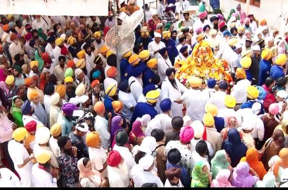 ਸ੍ਰੀ ਗੁਰੂ ਰਾਮਦਾਸ ਜੀ ਦੇ ਪ੍ਰਕਾਸ਼ ਪੁਰਬ ਮੌਕੇ ਸਜਾਇਆ ਨਗਰ ਕੀਰਤਨ, ਵੇਖੋ ਤਸਵੀਰਾਂ