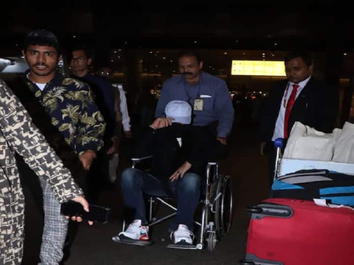 ફિલ્મના શૂટિંગ બાદ મુંબઈ પરત ફર્યો આ એક્ટર, વ્હીલચેર પર બેસીને ચહેરો છુપાવતો નજર આવ્યો, જુઓ તસવીરો