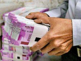 चेकिंग के दौरान लाल बैग को खोलते ही हैरान रह गई पुलिस, जाने- फिर क्या हुआ Police seized more than one lakhs rupees in Dehradun चेकिंग के दौरान लाल बैग को खोलते ही हैरान रह गई पुलिस, जाने- फिर क्या हुआ