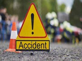 three people died in a road accident in etah टेम्पो और ट्रैक्टर की टक्कर, तीन लोगों की मौत, 12 जख्मी