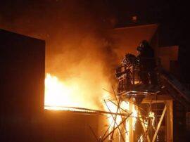 Massive Fire broke out in Agra आगरा: नेहरू नगर अपार्टमेंट में आग का कहर, लाखों का नुकसान, धू-धू कर जलीं गाड़ियां