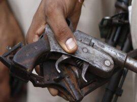 बागपतः सामने आई पुलिस की बड़ी लापरवाही, अवैध हथियार बनाने वाला बदमाश ऐसे हुआ फरार Criminal involved in making Illegal weapon, absconded from police custody बागपतः सामने आई पुलिस की बड़ी लापरवाही, अवैध हथियार बनाने वाला बदमाश ऐसे हुआ फरार