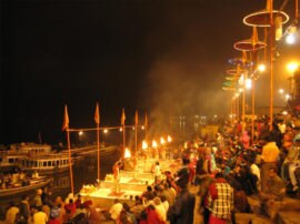 Top travel Places of Varanasi मस्ती और हुल्लड़बाजी के बीच बम-बम नजर आती है काशी, क्योंकि ई हौ राजा बनारस