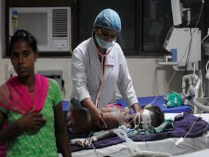 इंसेफेलाइटिस की बीमारी से आज भी जकड़ा है गोरखपुर, सीएम योगी की पहल ला रही रंग