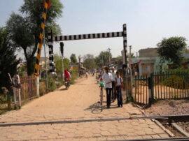 ayodhya student tried to crossed closed railway gate died in accident with train अयोध्याः बंद फाटक, स्कूल पहुंचने की जल्दी और लापरवाही ने ली छात्र की जान