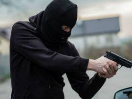 goons looted cash and mobile phone from company agent नोएडा में बेखौफ बदमाश, कंपनी एजेंट से लूटे 35 हजार रुपये.. गोली भी मारी