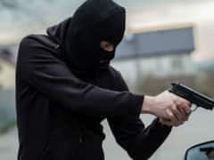 नोएडा में बेखौफ बदमाश, कंपनी एजेंट से लूटे 35 हजार रुपये.. गोली भी मारी