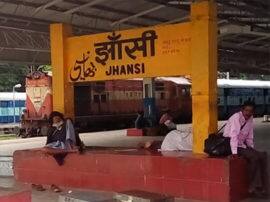 Jhansi Railway Station Water Cooler Not Working झांसी स्टेशन पर यात्री सुविधाओं का बुरा हाल, न ठंडा पानी, न काम कर रहे एसी
