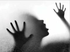 युवती का अश्लील वीडियो बनाकर परेशान करता था वार्ड ब्वॉय, तंग आकर छत से कूदी,हालत गंभीर