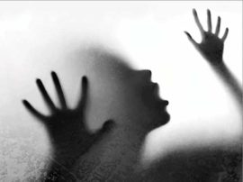 युवती का अश्लील वीडियो बनाकर परेशान करता था वार्ड ब्वॉय, तंग आकर छत से कूदी,हालत गंभीर