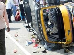 मोहन नगर में ऑटो-बस की टक्कर, पांच लोग घायल