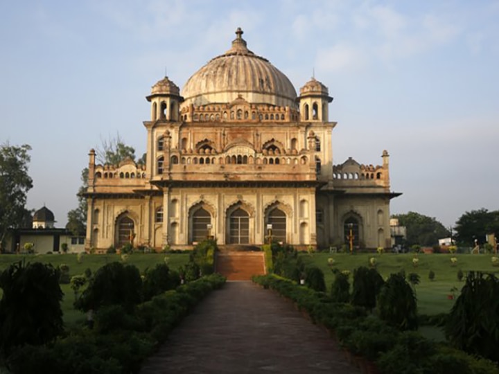 इन जगहों पर जाए बिना लखनऊ की यात्रा रह जाएगी अधूरी