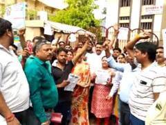 नोएडा में बढ़ती जा रही स्कूलों की मनमानी, फीस बढ़ोतरी से परेशान लोगों का प्रदर्शन