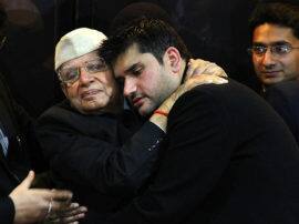 रोहित शेखर मर्डर मिस्ट्री: पुलिस को घरवालों पर शक, दो नौकरों से हो रही पूछताछ police take custody of two made in rohit shekhar murder mystry रोहित शेखर मर्डर मिस्ट्री: पुलिस को घरवालों पर शक, दो नौकरों से हो रही पूछताछ