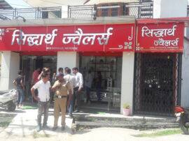 goons looted jewelry shop in dehradun बदमाशों के हौसले बुलंद, ज्वेलरी शॉप में लाखों की लूट को दिया अंजाम
