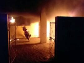 Huge fire in Mathura vrindavan kotwali area मथुरा: वृंदावन कोतवाली इलाके में लगी भीषण आग, पुलिस की बाइक और अहम दस्तावेज खाक