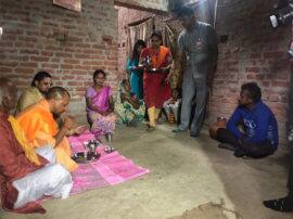 दलित के घर सीएम योगी ने खाना खाया, सरकारी योजनाओं के बारे में ली जानकारी CM Yogi in ayodhya and taken lunch at dalit mahavir house दलित के घर सीएम योगी ने खाना खाया, सरकारी योजनाओं के बारे में ली जानकारी