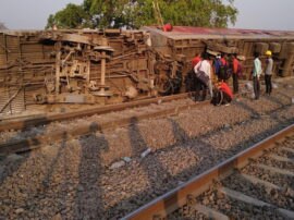 Poorva Express plying from Howrah to New Delhi derailed near Rooma village in kanpur बड़ी खबर : कानपुर में डिरेल हुई पूर्वा एक्सप्रेस... तीन यात्री घायल, हेल्पलाइन नंबर जारी
